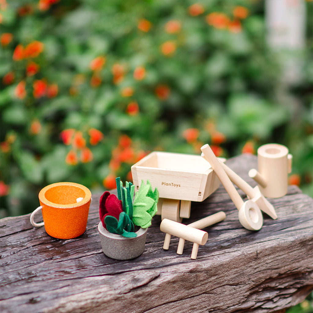 302-PT2604 PlanToys - Garden Wheelbarrow Set_06.jpg