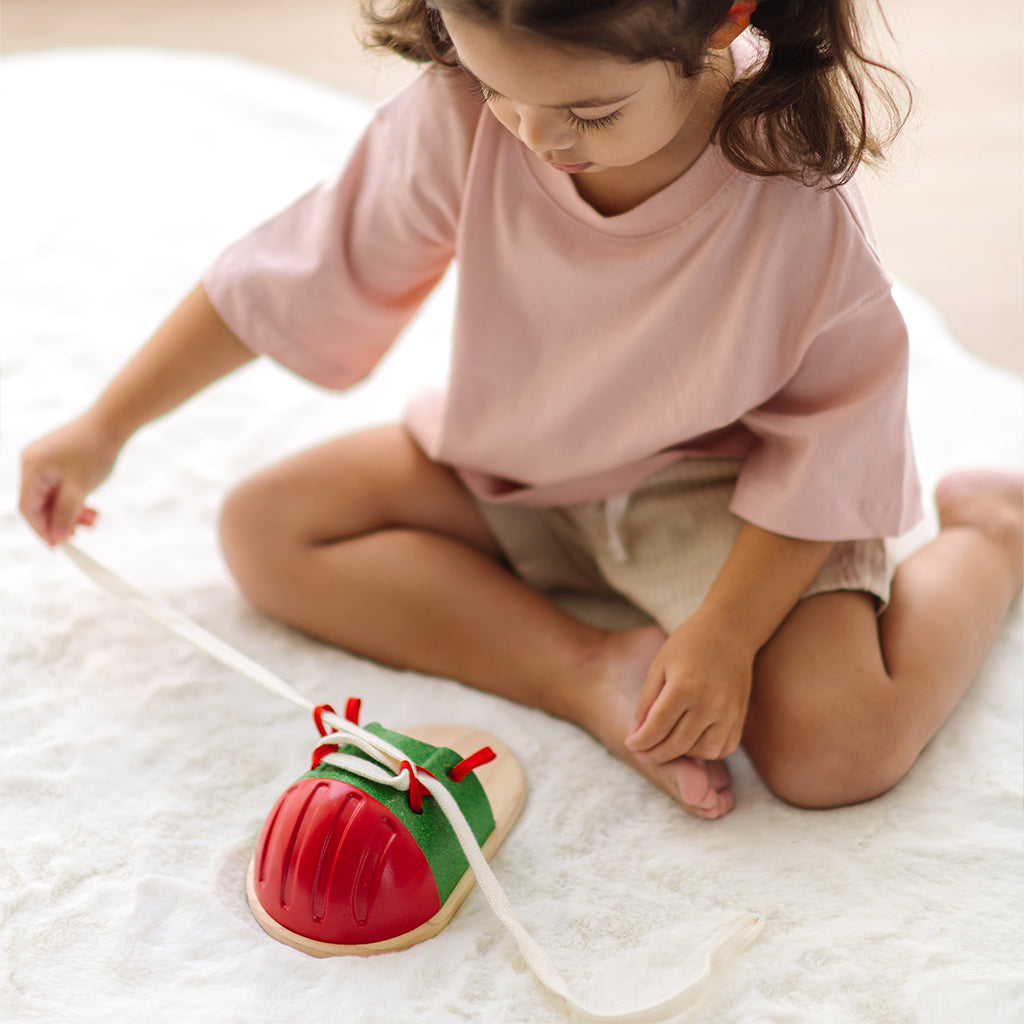 302-PT2670 PlanToys - Life-Size Tie-Up Shoe_06.jpg